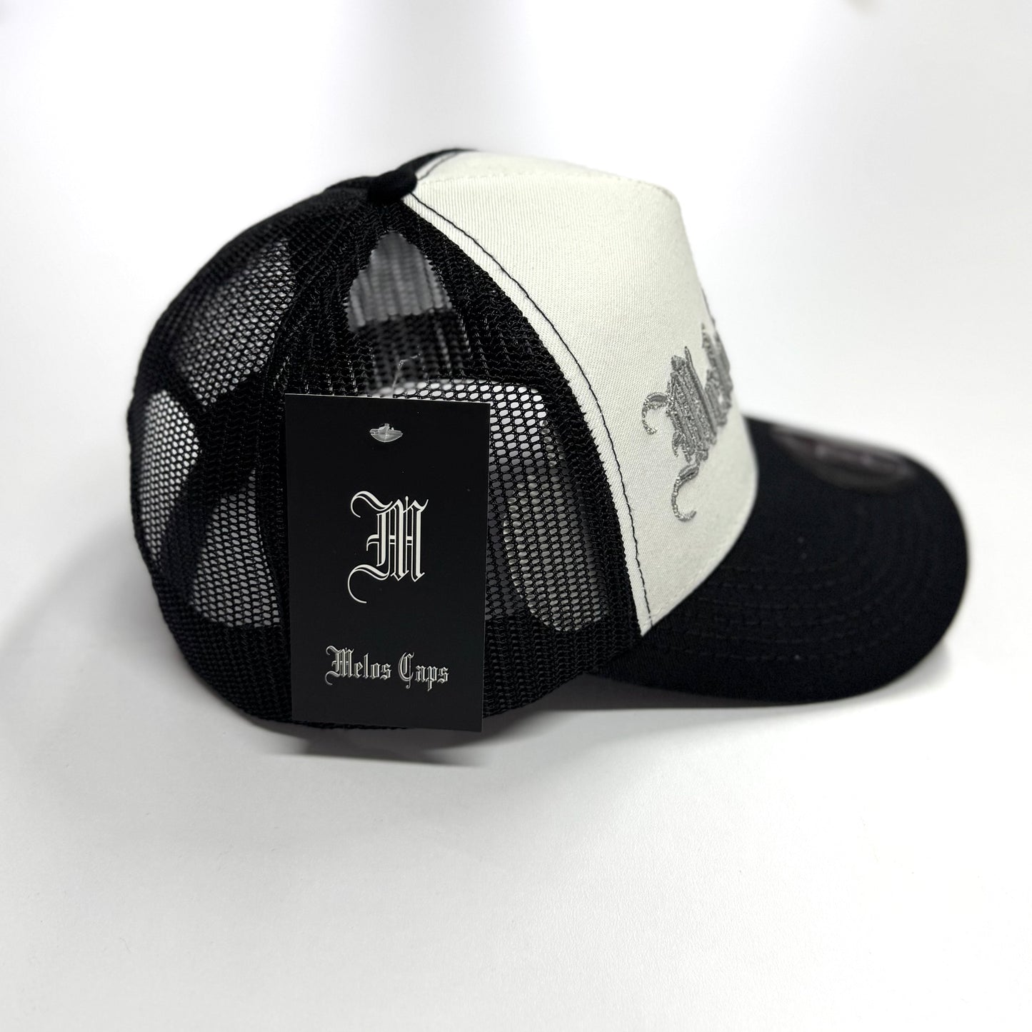 GORRA TRUCKER MELOS CAPS BLANCO Y NEGRO