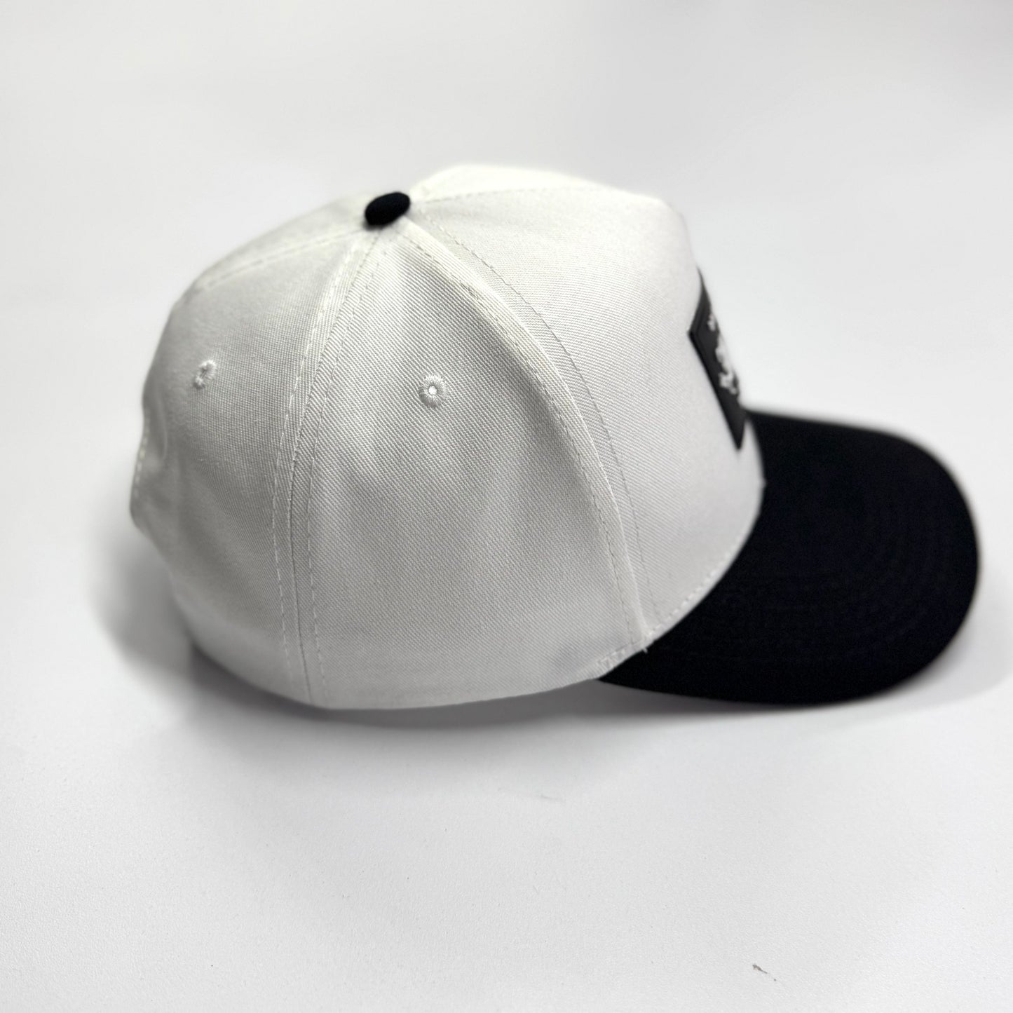 MELOS CAPS CLASSIC BLANCA CON NEGRO